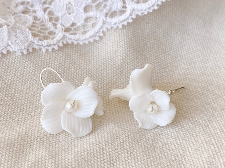 Kurze Ohrhänger mit weißen Blumen und Perlen von ALICIA'S DIARY