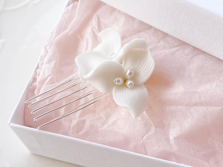 Perlen Haarschmuck für Braut Frisuren, silber, klassische Hochzeit von Alicia's Diary
