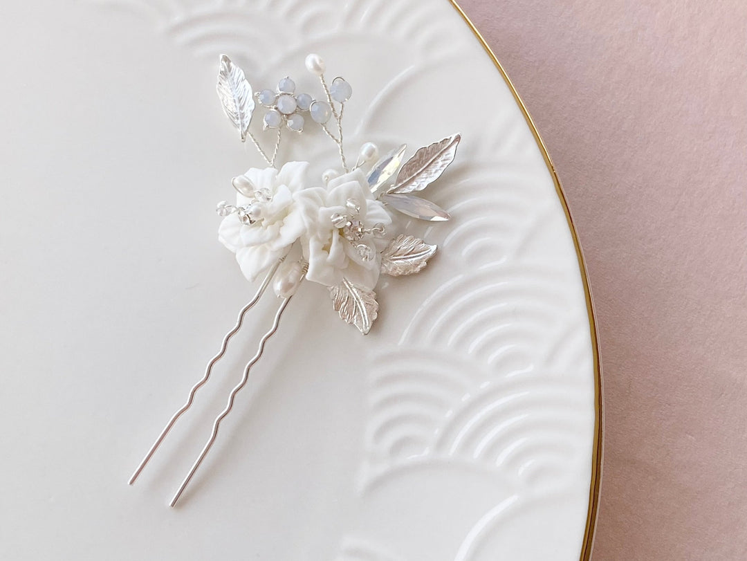 Silberner Opal Haarschmuck für Bräute, Blumen Hochzeits-Accessoire Schmuck Trends 2026 aus dem Brautmoden Shop Alicia's Diary