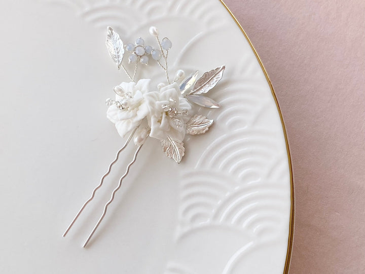 Silberner Opal Haarschmuck für Bräute, Blumen Hochzeits-Accessoire Schmuck Trends 2026 aus dem Brautmoden Shop Alicia's Diary