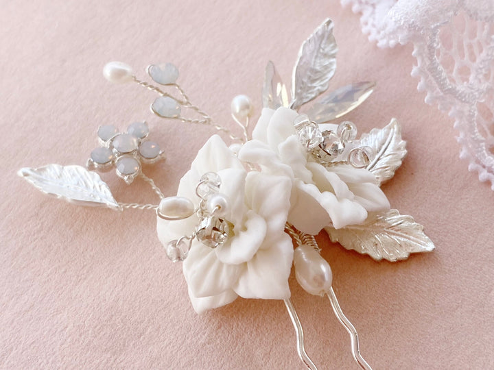Silberner Braut Haarpin mit Blumen aus Porzellan und Süßwasserperlen, Märchenbraut, aus dem Brautmoden Shop Alicia's Diary