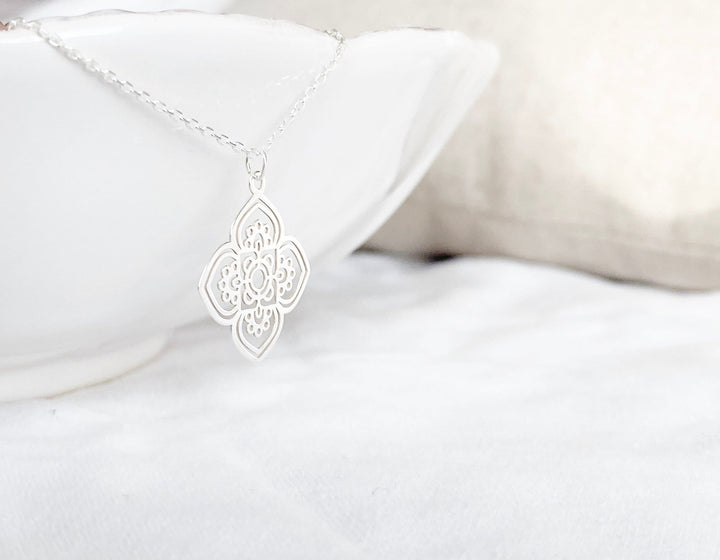 Silberne Halskette Mandala Anhänger - kissedby.shop