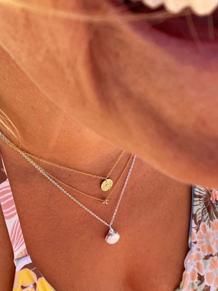 Beach Girl Schmuck Inspo: Silberne Halskette mit Pink Opal in kleiner 925 Silber Muschel, Silberschmuck, Meeresschmuck von Alicia&