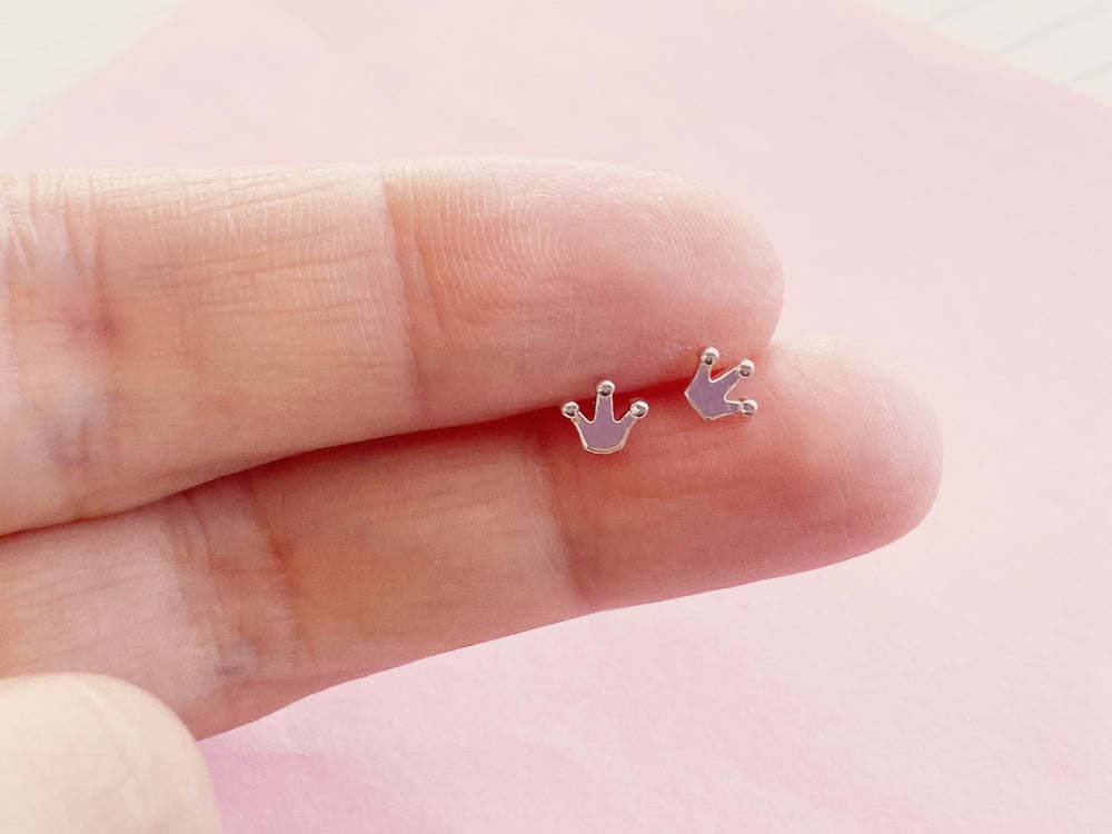 Wasserfeste Ohrringe aus Silber, Mini Ohrstecker aus Echtsilber, Kronen Ohrringe klein, besonderer Silberschmuck von Alicia's Diary