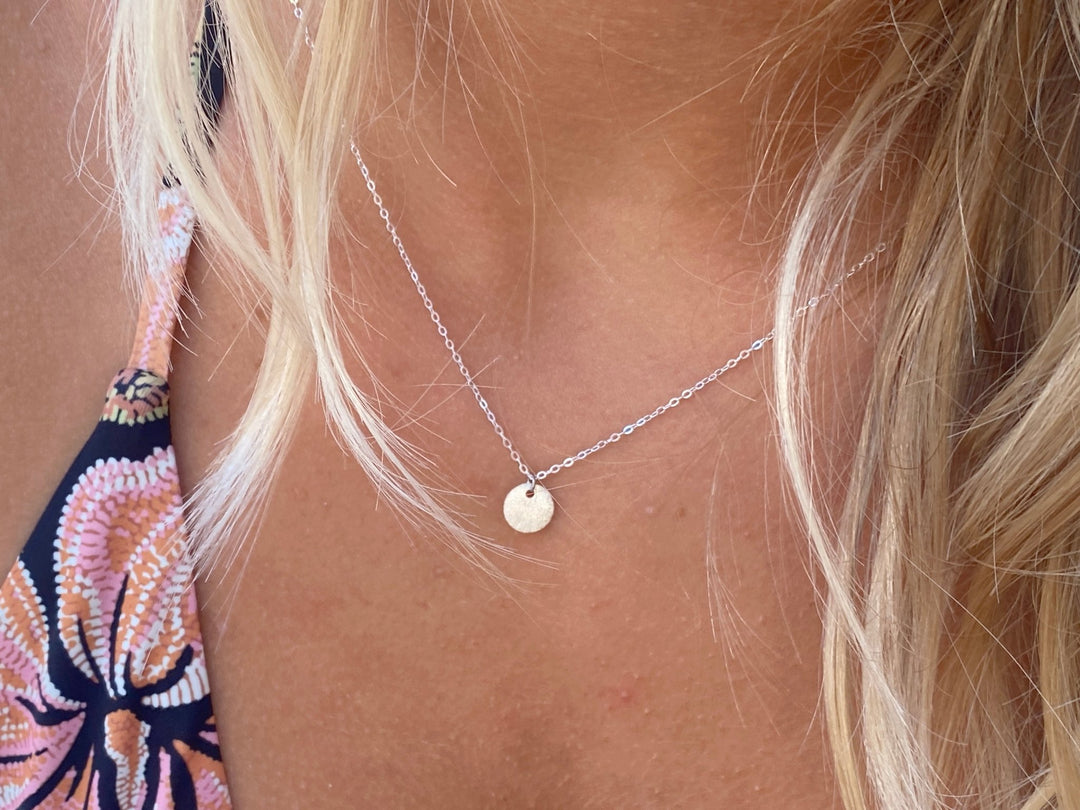 Beach Girl Outfit Inspo: Kette mit rundem Plättchen Silber 925, zartes Ketten Layering Gold und Silber - Alicia&