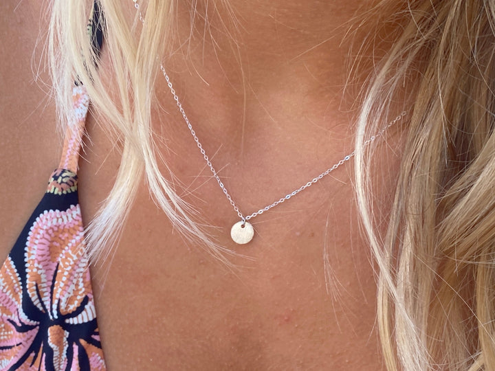 Beach Girl Outfit Inspo: Kette mit rundem Plättchen Silber 925, zartes Ketten Layering Gold und Silber - Alicia&