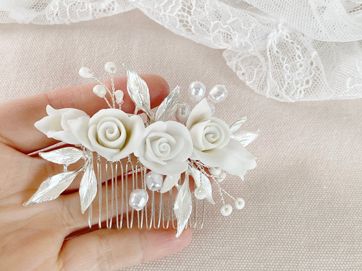 Silberner Braut Haarkamm Linda - mit Perlen, mattsilbernen Blättern und weißen Rosen - kissedby.shop