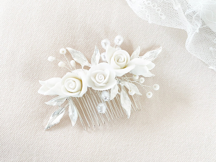 Silberner Braut Haarkamm Linda - mit Perlen, mattsilbernen Blättern und weißen Rosen - kissedby.shop