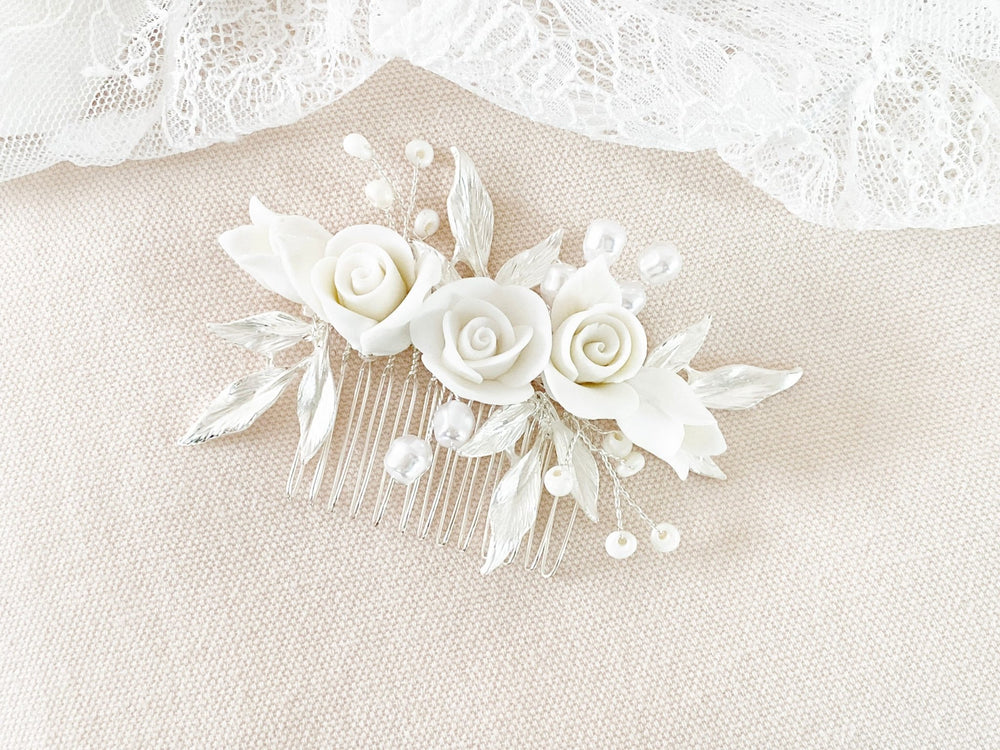 Silberner Braut Haarkamm Linda - mit Perlen, mattsilbernen Blättern und weißen Rosen - kissedby.shop