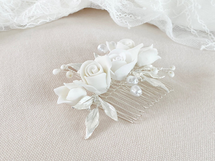 Silberner Braut Haarkamm Linda - mit Perlen, mattsilbernen Blättern und weißen Rosen - kissedby.shop