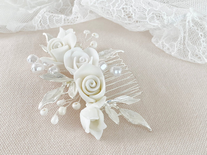 Silberner Braut Haarkamm Linda - mit Perlen, mattsilbernen Blättern und weißen Rosen - kissedby.shop
