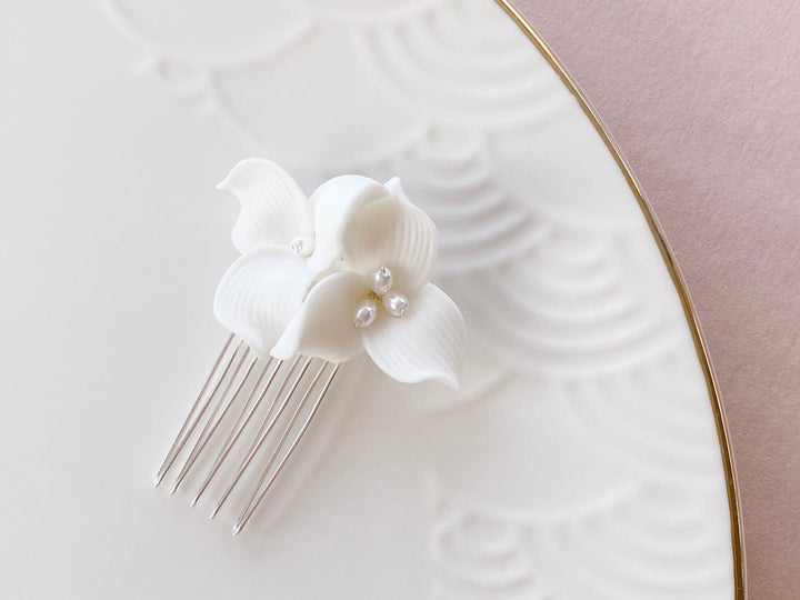 Dezenter Blumen Haarschmuck weiß, silber, mit Perlen, aus Keramik von Alicia's Diary