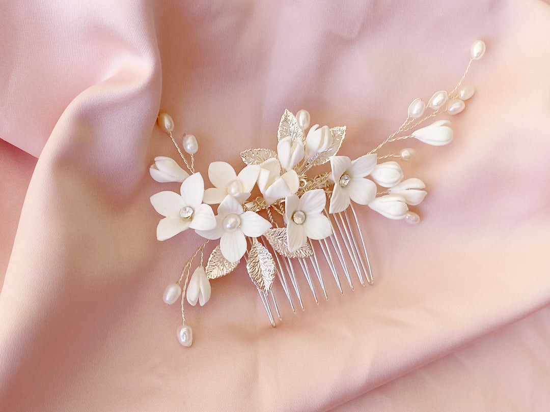 Klassischer Braut Haarschmuck silber mit weißen Blumen, sehr leicht, aus dem Brautschmuck Shop Alicia's Diary