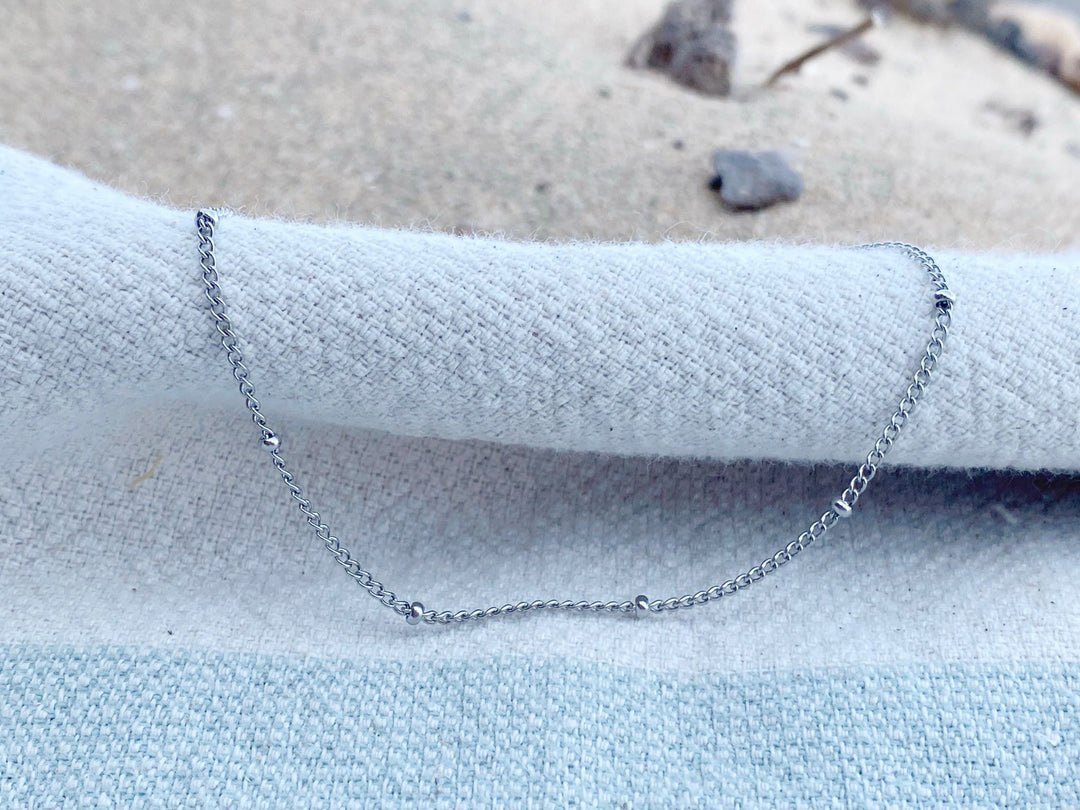 Beach Jewelry Bracelet, silbernes Edelstahl Armband mit Kugeln, wasserfest und robust von Alicia's Diary