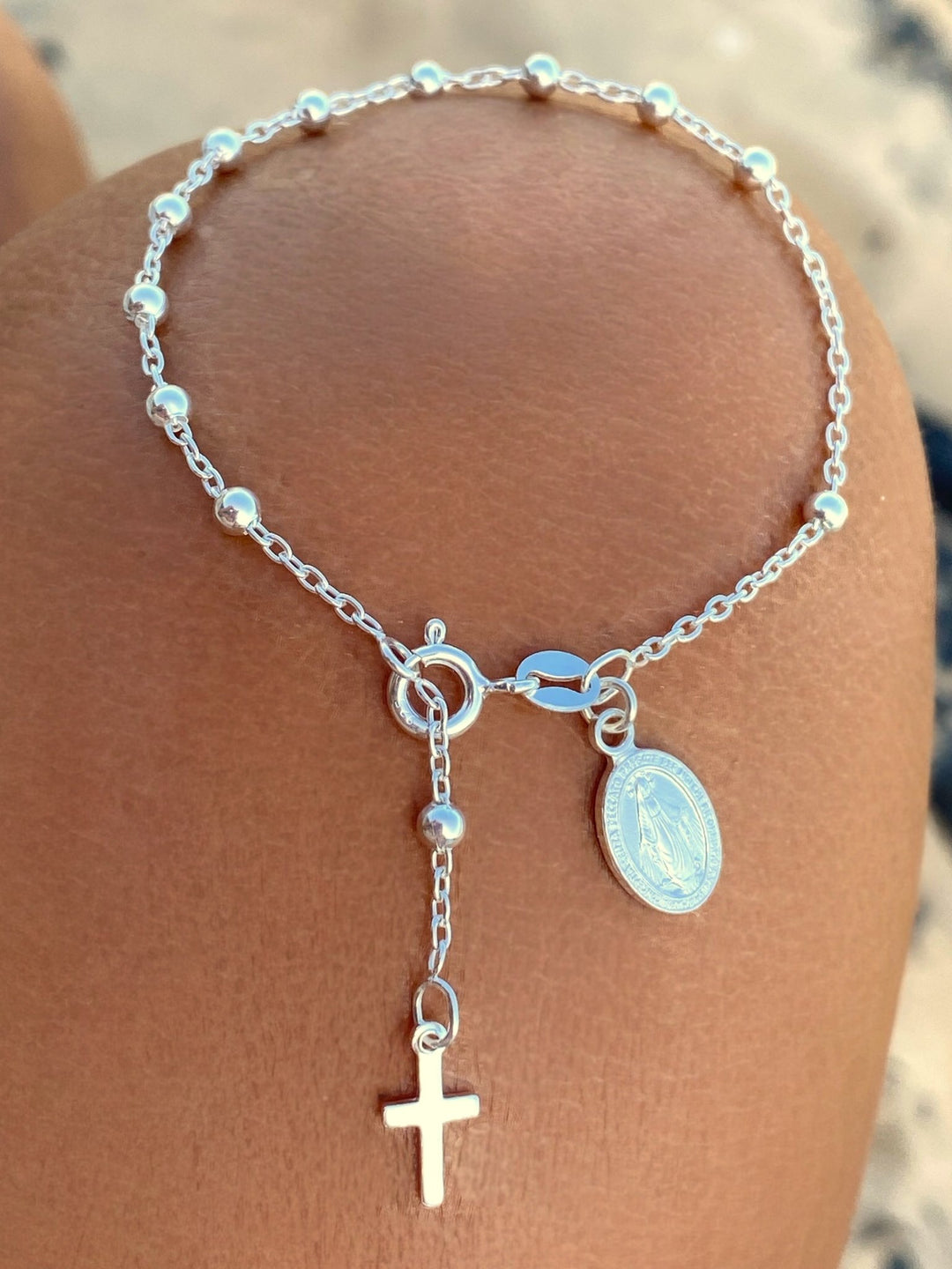 Schönes silbernes Armband mit Satelliten Armband und Charms, Kreuz und Münze, für Teenager Mädchen und junge Frauen von Alicia's Diary
