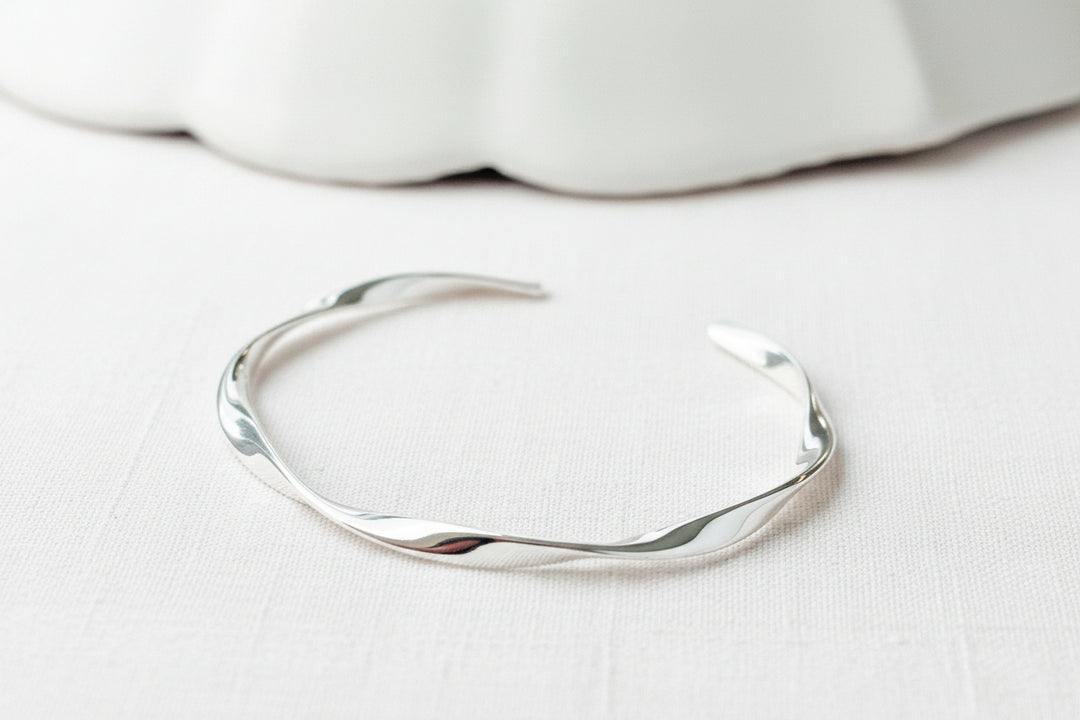 Echt silberne gedrehte Armspange, Schmuck für schmale Frauen mit dünnen Handgelenken aus 925 Sterlingsilber, Silberschmuck Online Shop