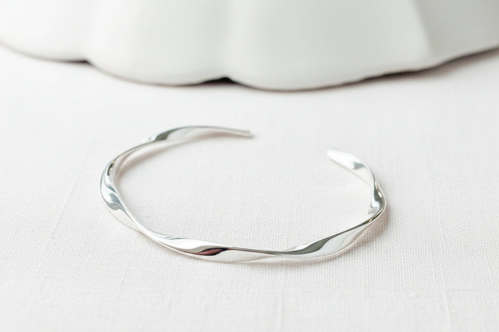 Echt silberne gedrehte Armspange, Schmuck für schmale Frauen mit dünnen Handgelenken aus 925 Sterlingsilber, Silberschmuck Online Shop
