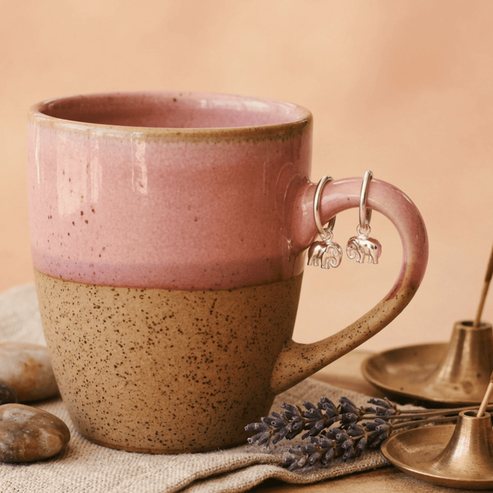 Feine silberne Creolen mit Anhänger, Elefanten Schmuck, boho Silberschmuck, wasserfester hypoallergener Schmuck mit Tieren 