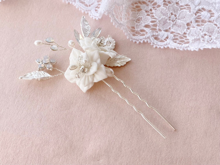 Silberner Braut Haarschmuck mit weißen Blüten aus Porzellan, Strass, echten Perlen von Alicia's Diary