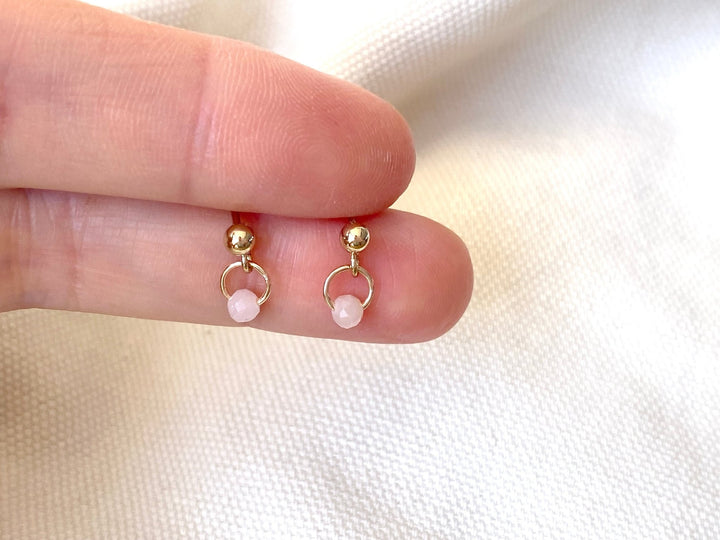 Light rose Opal Ohrstecker mit Anhänger aus antibakteriellem Silber, fest vergoldet von Alicia's Diary