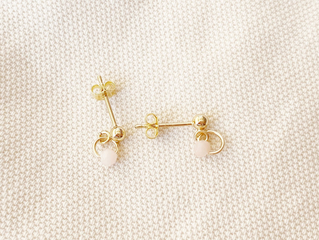 Rosa Opal Ohrstecker gold, vergoldete Silber Ohrringe mit Perle, hautfreundlich, pink Opal von Alicia's Diary