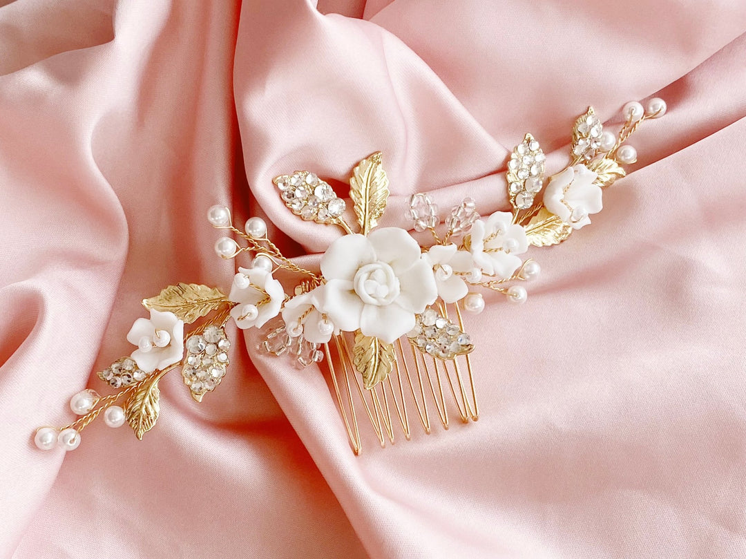 Für dein Aesthetic Hochzeitskleid: Goldener Braut Haarschmuck mit weißen Rosen, aesthetic Frisuren, Alicia's Diary