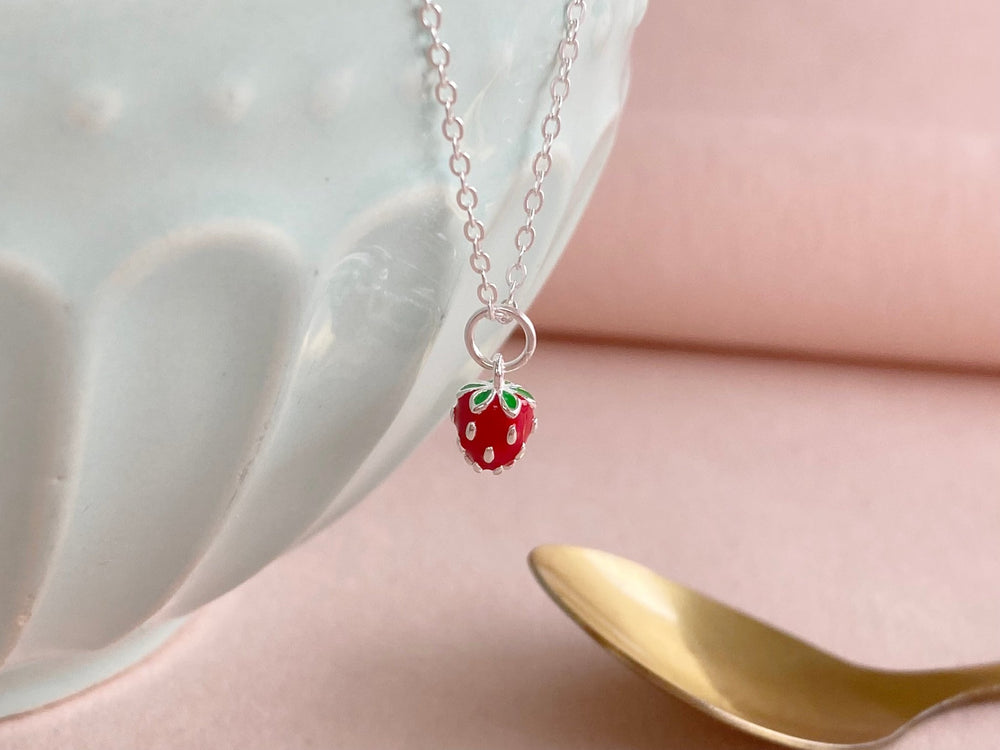 Sommer Halskette mit Erbeere aus dem besten Schmuck Online Shop für junge Leute Alicia's Diary