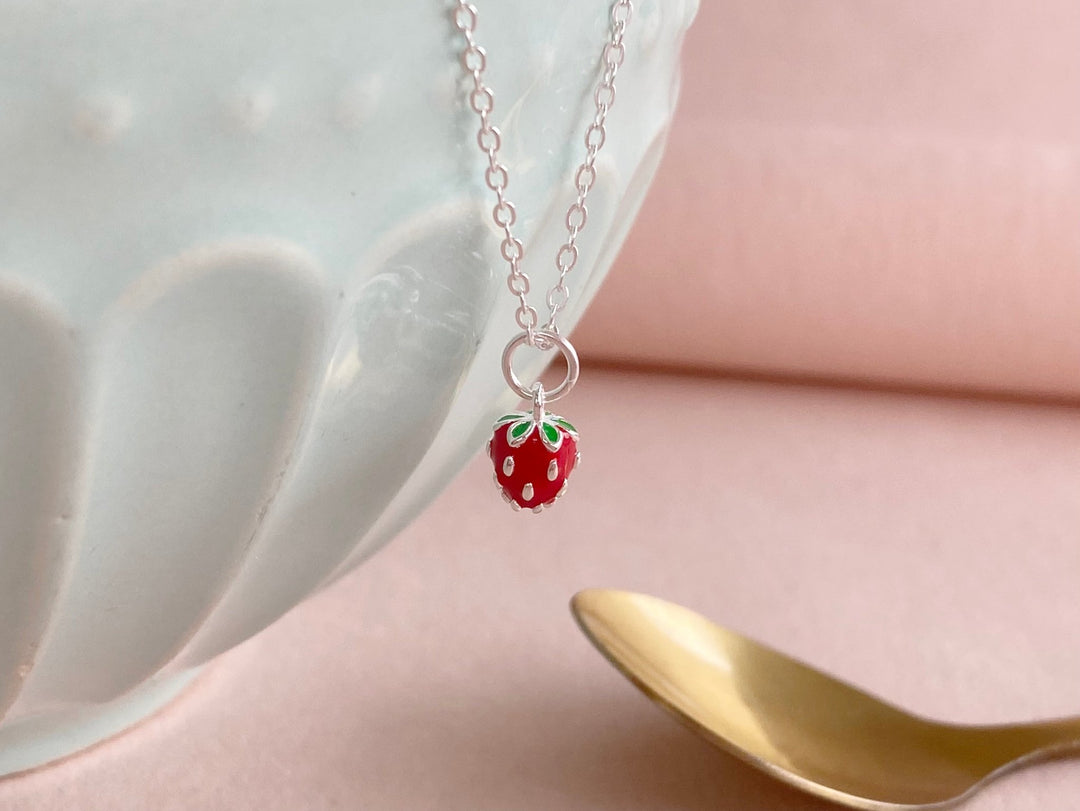 Sommer Halskette mit Erbeere aus dem besten Schmuck Online Shop für junge Leute Alicia's Diary