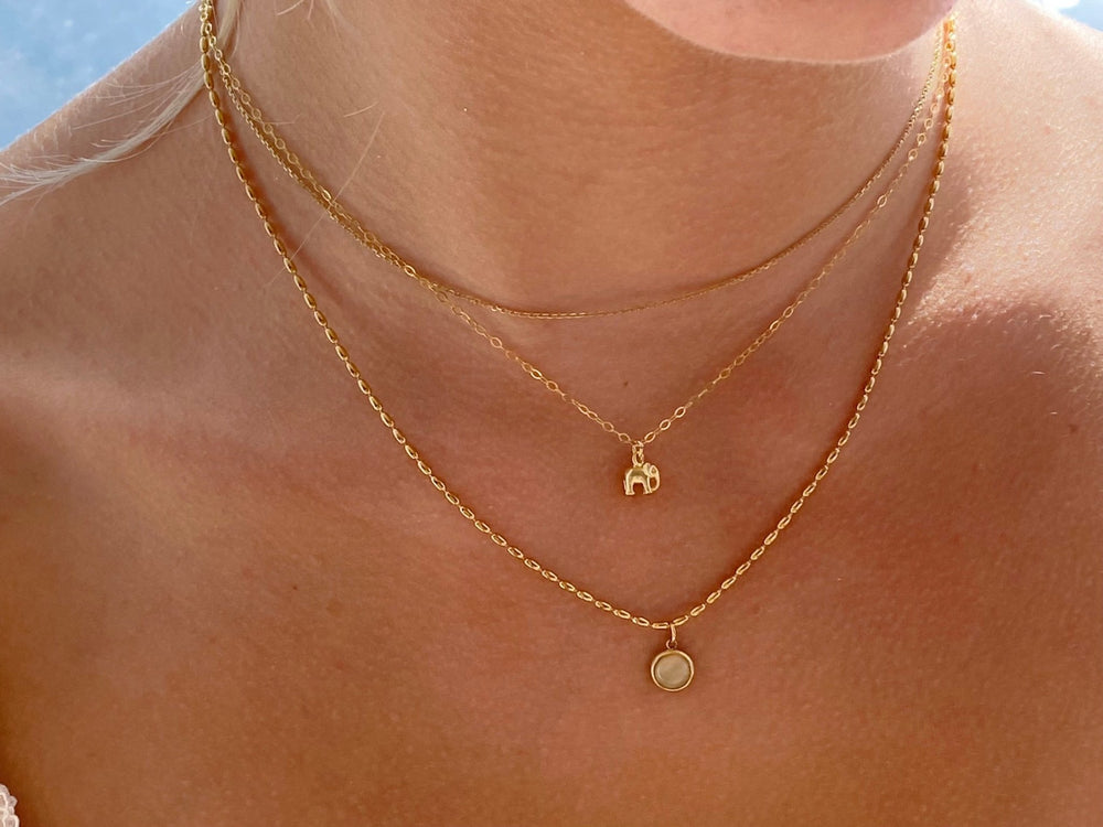 Wasserfester Strandschmuck mit süßen Anhängern im Halsketten Stack gold, hautfreundlich und schnell geliefert von Alicia's Diary