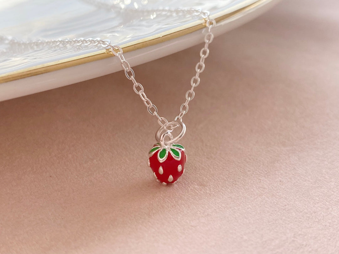 Sommer Schmuck 2026 Trends, Halskette mit kleiner Erdbeere aus dem besten Schmuck Online Shop Alicia's Diary