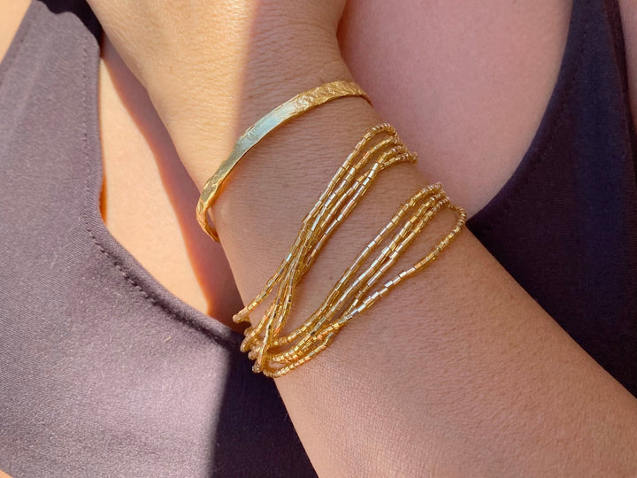 Armband Layering Stack gold, goldener Armreifen mit goldenem Perlenarmband von Alicia's Diary