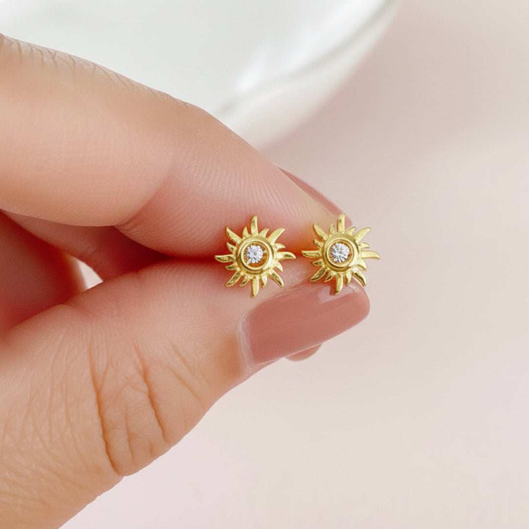 Sun-shaped stud earrings in gold-plated silver