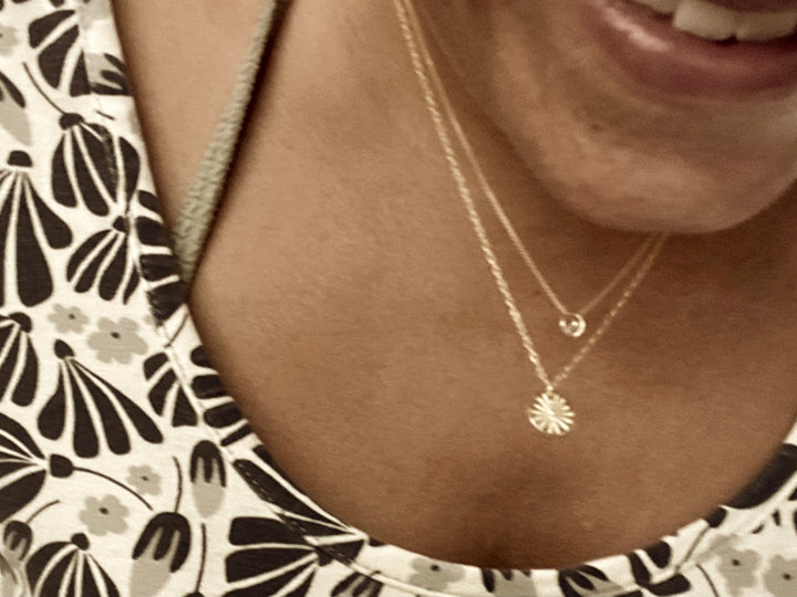 Sonnenkette mit Münze gestylt zu Alltagsoutfit