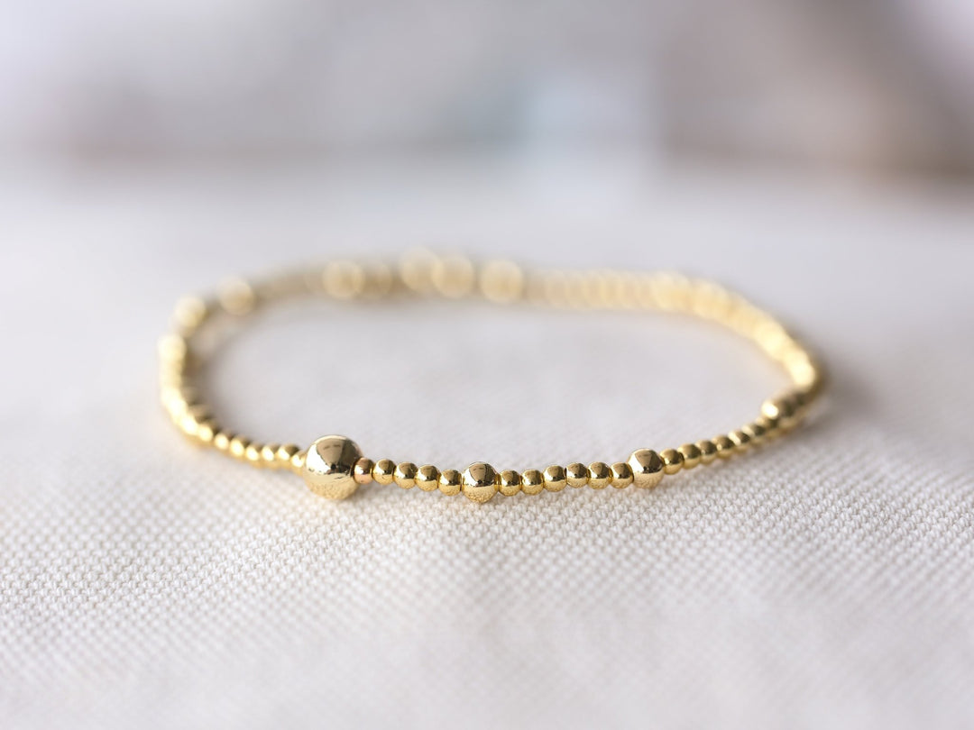 Wie kombiniere ich welche Armbänder für einen tollen Stacking Look, goldenes Perlen Armband von Alicia's Diary