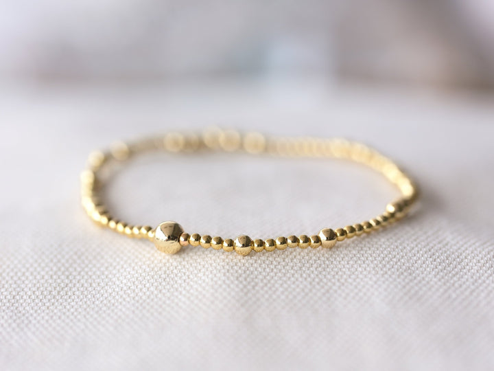 Wie kombiniere ich welche Armbänder für einen tollen Stacking Look, goldenes Perlen Armband von Alicia's Diary