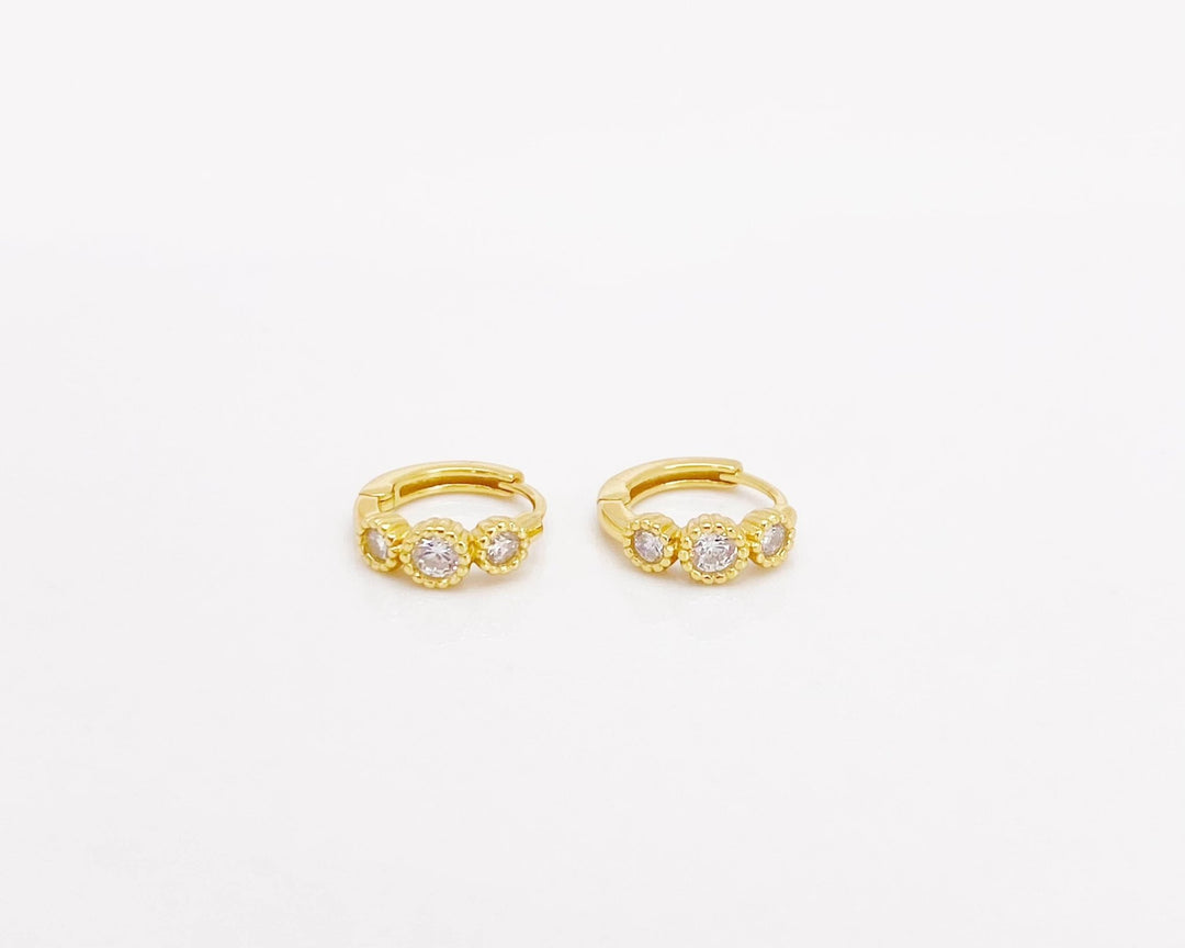 Sterling Silber Creolen hochwertig vergoldet, Mini Hoop Ohrringe Gold mit Steinen, Glitzer Ohrringe von Alicia's Diary