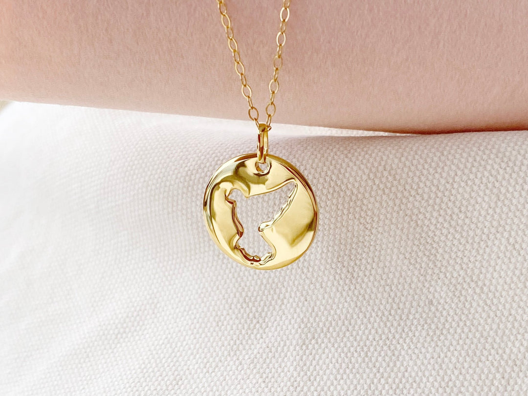 Minimalistische Friedenstaube auf Coin Anhänger an goldener Halskette von Alicia's Diary