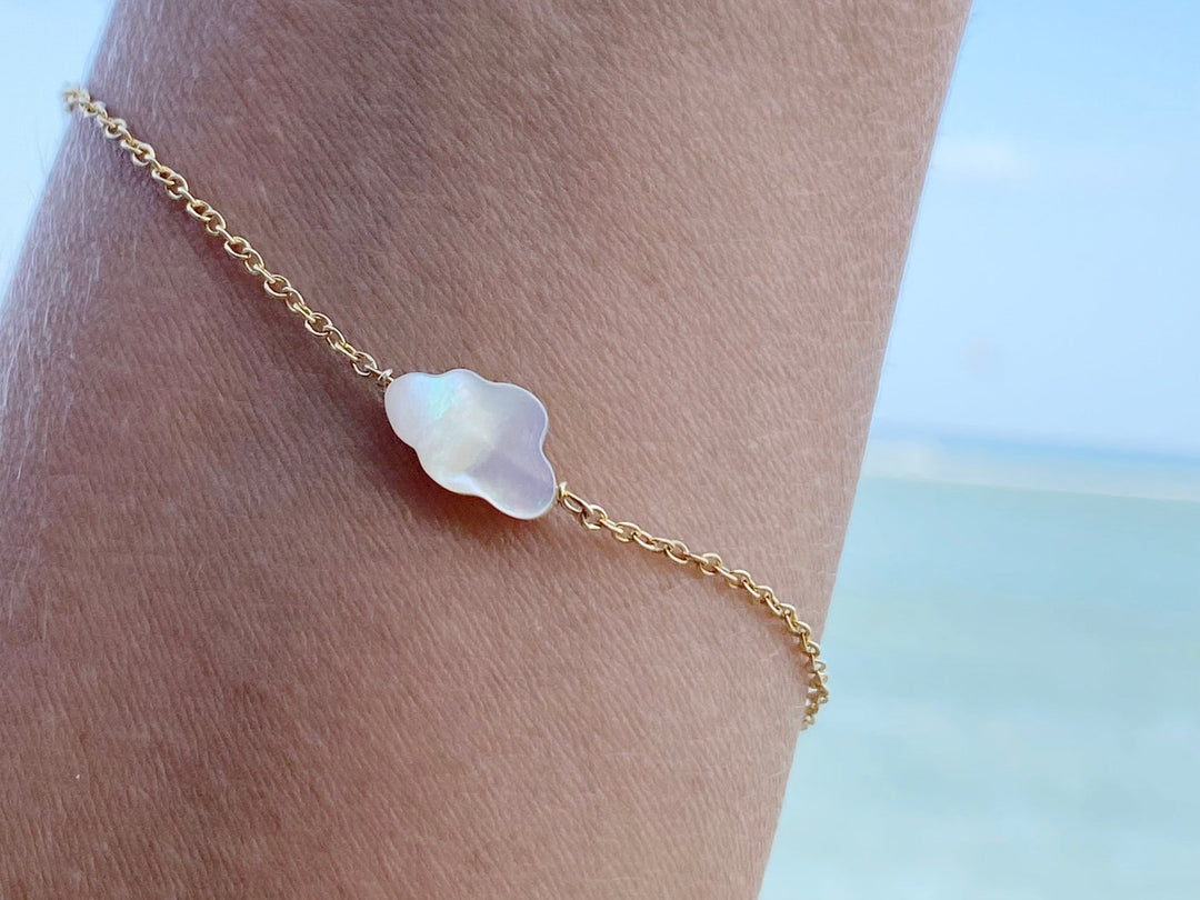Armband mit Perlmutt-Wolke in luxuriösem Look, glänzende 14k Vergoldung cooler moderner Strandschmuck von Alicia's Diary