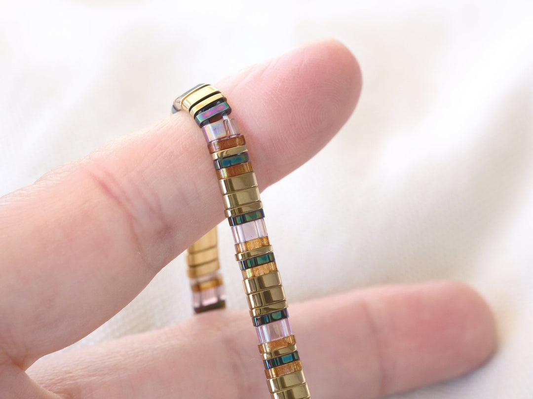 Stretch Armband mit länglichen bunten Glasperlen, schöne Armbänder, schöner Schmuck für junge Frauen von Alicia's Diary