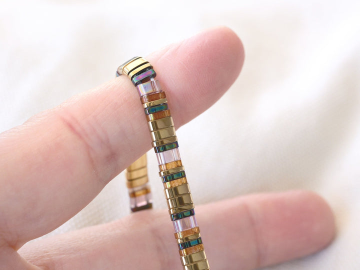 Stretch Armband mit länglichen bunten Glasperlen, schöne Armbänder, schöner Schmuck für junge Frauen von Alicia's Diary