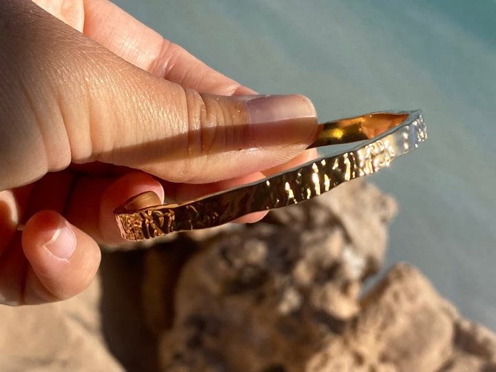 Gehämmerte vergoldete Edelstahl Armspange von Alicia's Diary