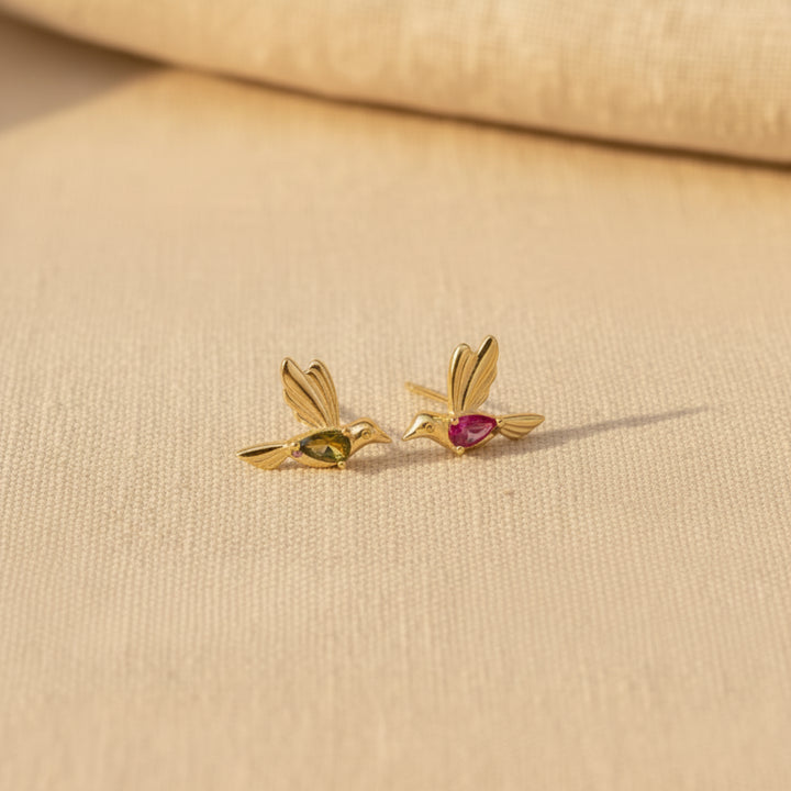Goldene Tier Ohrstecker mit Kolibri Vögeln und grünen und pinken Kristallen, asymmetrische Ohrringe aus 925 Silber, antiallergischer Schmuck