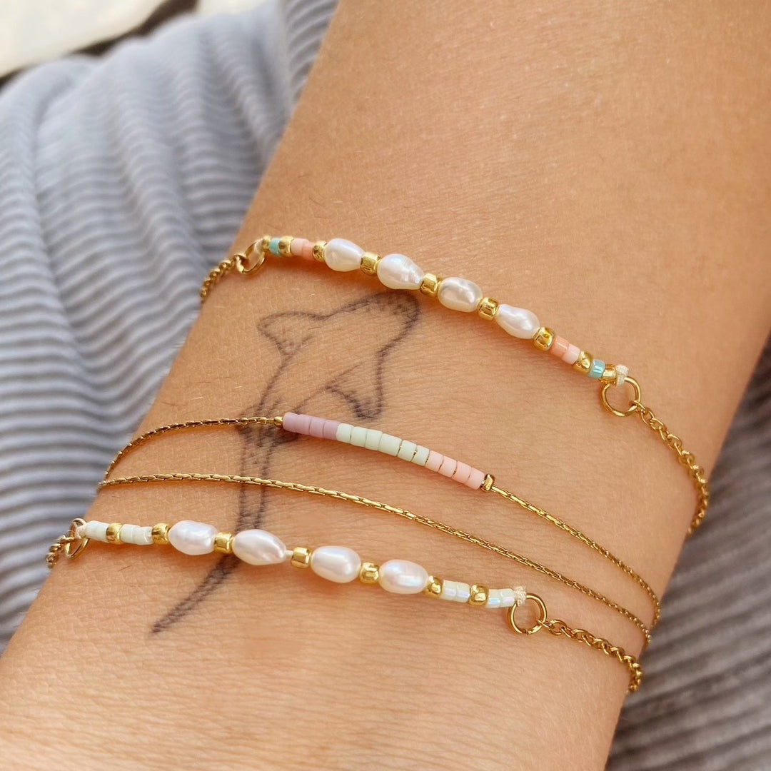 Joli bracelet pour copine, bracelet mignon à offrir, bracelet perles, bijou style Beach Girl sur un bras tatoué d&