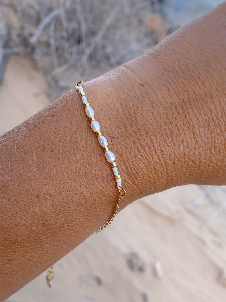 Sommerschmuck Armband mit Süßwasserperlne, Miyuki Perlen und Edelstahl Bracelet, hautfreundlich, jung, wasserfest von Alicia's Diary