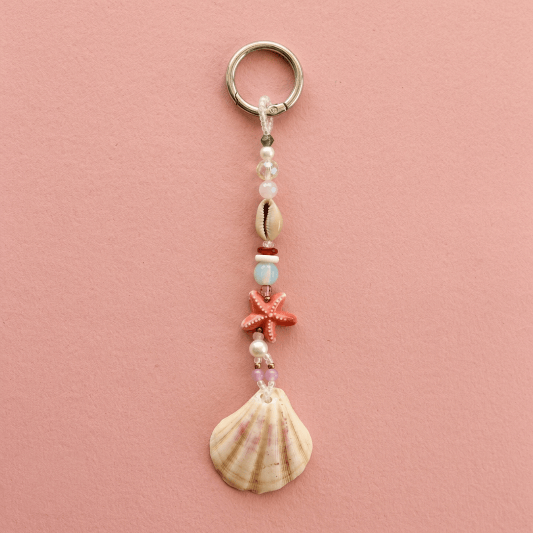 Muschel Schlüsselanhänger mit rotem Seestern, bunten Glasperlen und silbernem Keyring