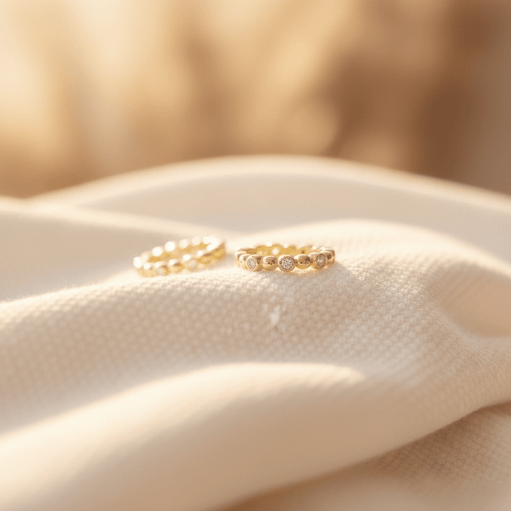 Mini Huggie Hoops, kleine Hoop Ohrringe gold, feine Creolen gold klein, Layer Earrings Gold, wasserfeste Creolen Gold