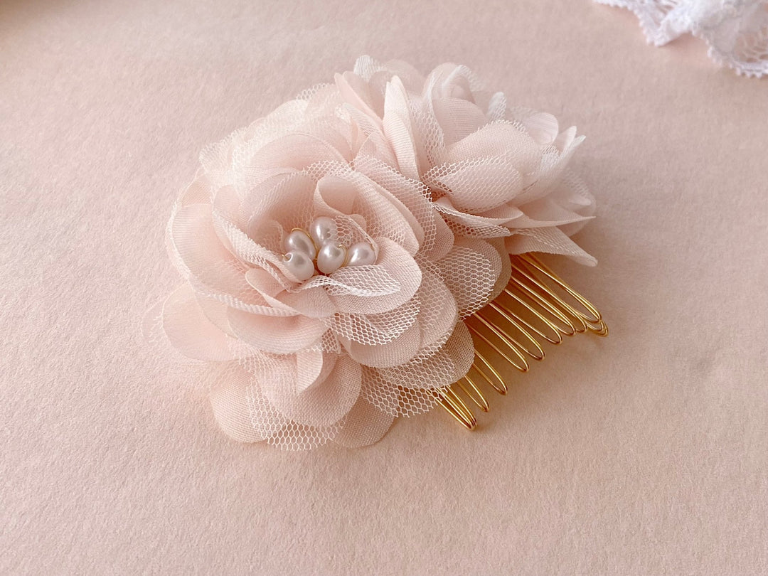Stoff Blumen für Braut und Hochzeit, Braut-Styling, Braut-Outfit, Braut-Schmuck aus Wedding Online Store Alicia's Diary