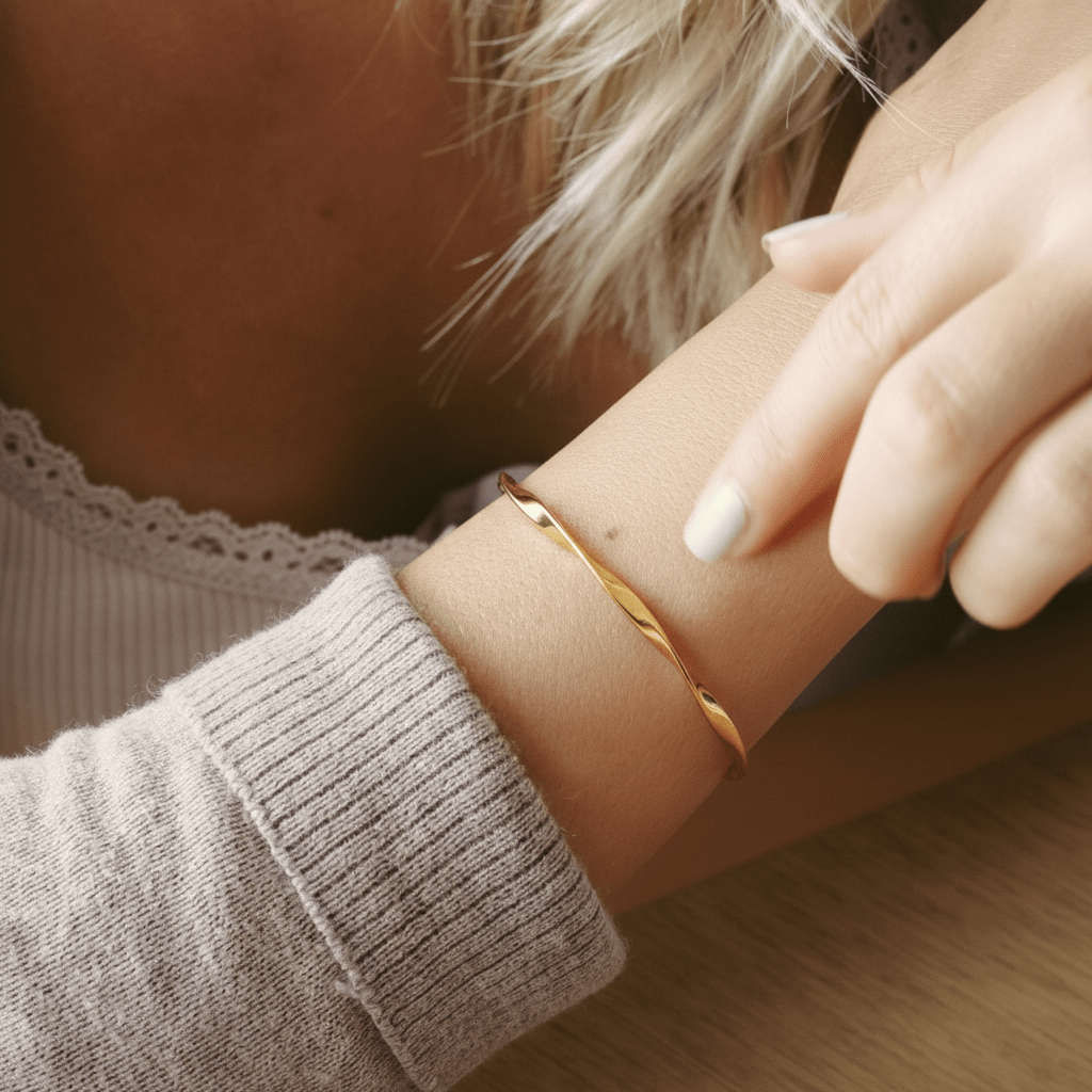 Goldener Armreif gedreht aus 925 Silber, Armspange für kleine Frauen mit schmalen Handgelenken, hypoallergen und hautfreundlich, Schmuck 