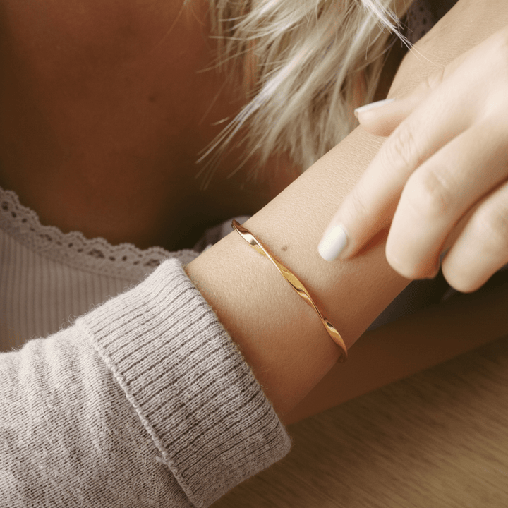 Goldener Armreif gedreht aus 925 Silber, Armspange für kleine Frauen mit schmalen Handgelenken, hypoallergen und hautfreundlich, Schmuck 