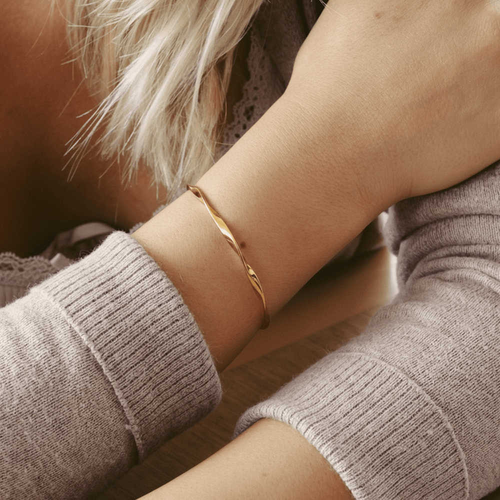 Gedrehter goldener Armreif aus 925 Silber, Armspange für kleine Frauen mit schmalen Handgelenken, hypoallergen und hautfreundlich, Schmuck 